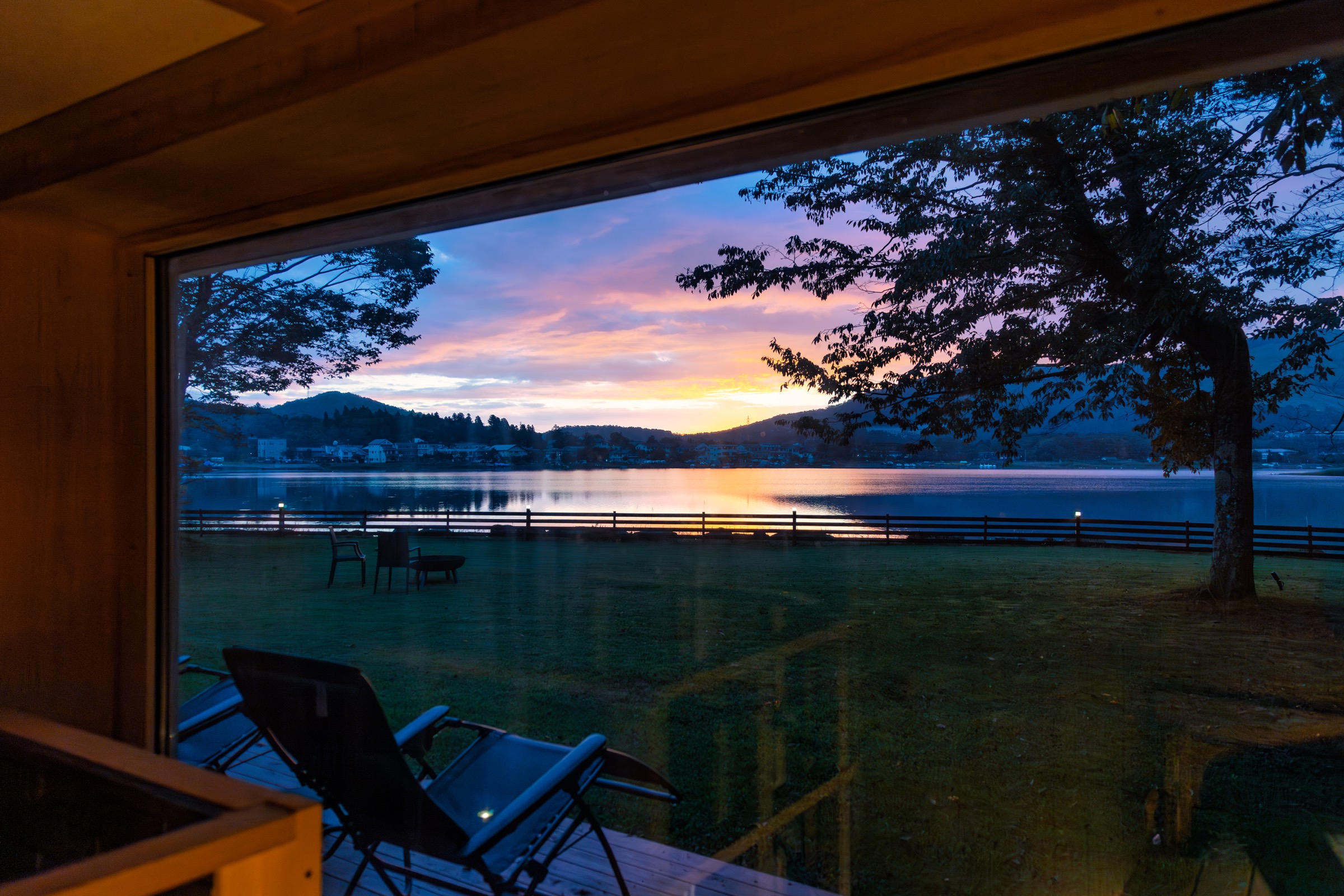 窓から望む山中湖の夕景